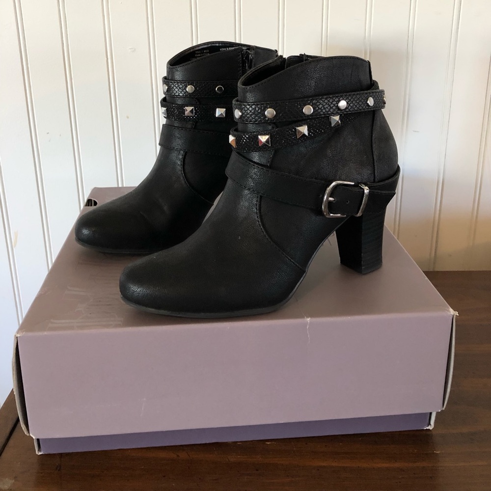 Jennifer Lopez black Booties